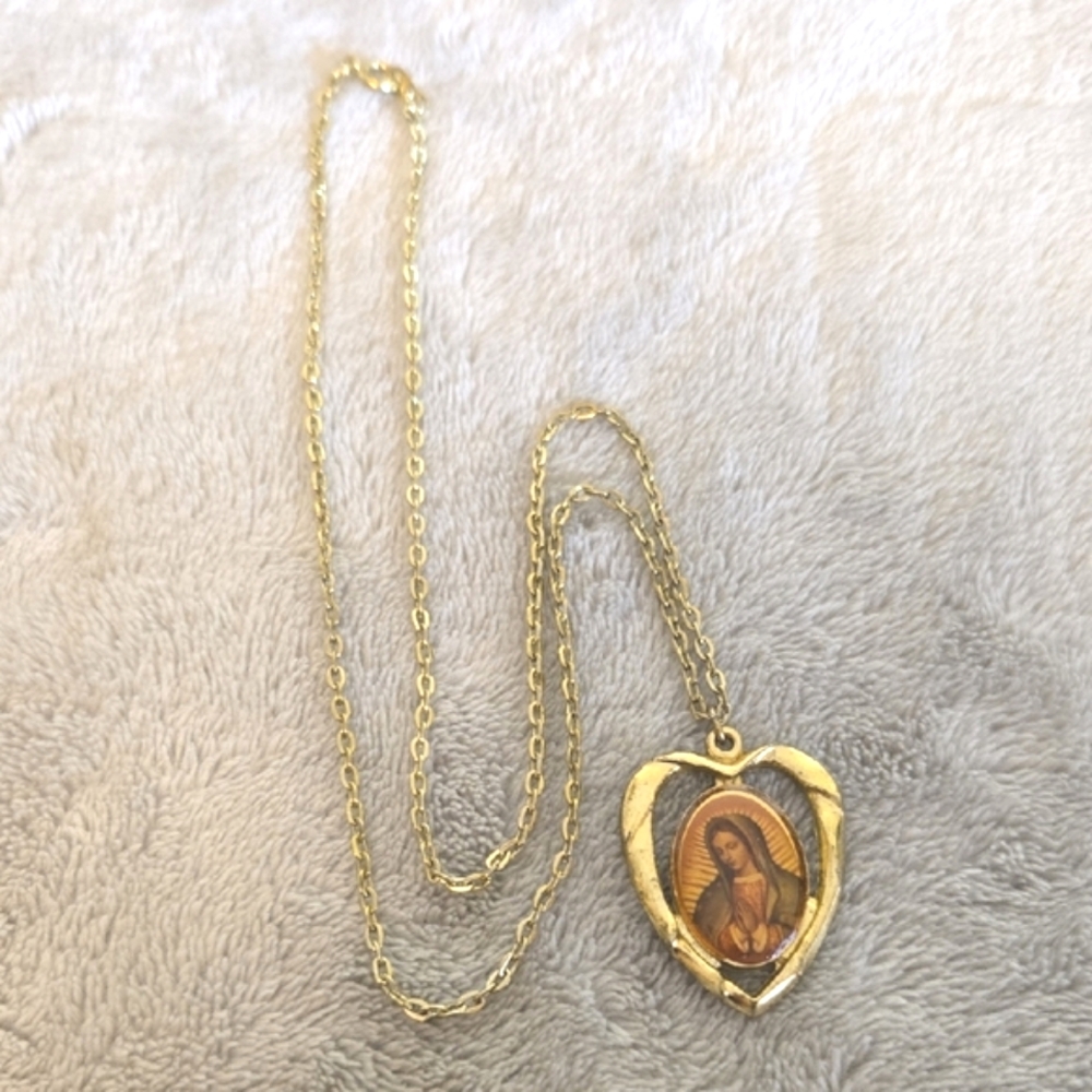 #556 Gold Tone Heart Pendant Necklace 11 Inches